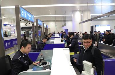 武漢出入境邊防檢查站全力備戰(zhàn) 保障元旦假期口岸通關安全高效順暢